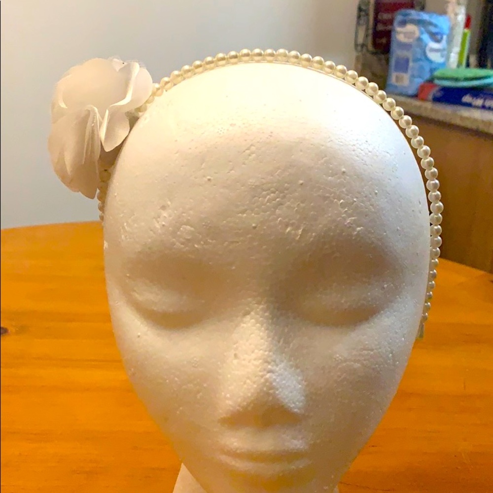 GOREGOUS white flower headband!🤍